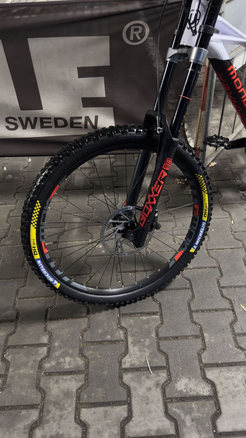 Celoodpružene kolo mondraker summum 2021 27.5 downhill 