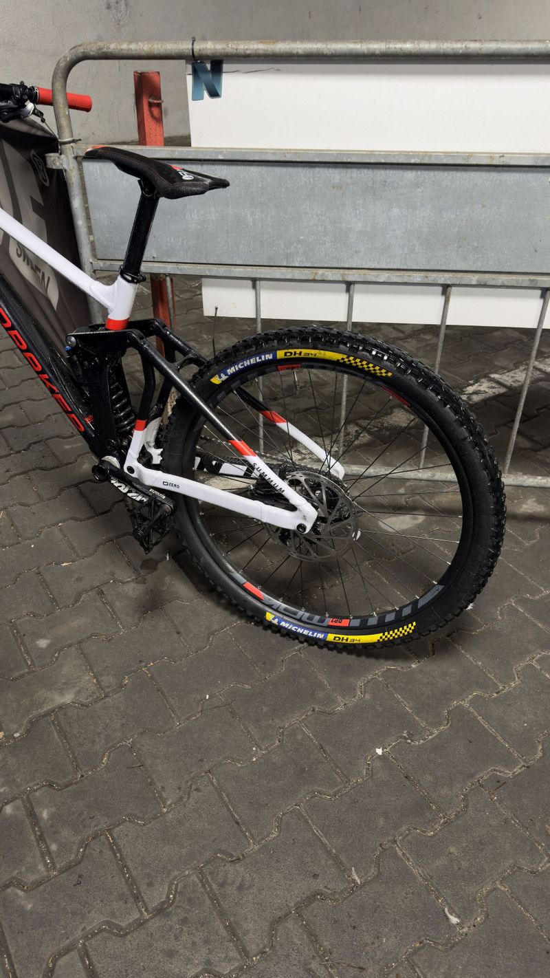 Celoodpružene kolo mondraker summum 2021 27.5 downhill 