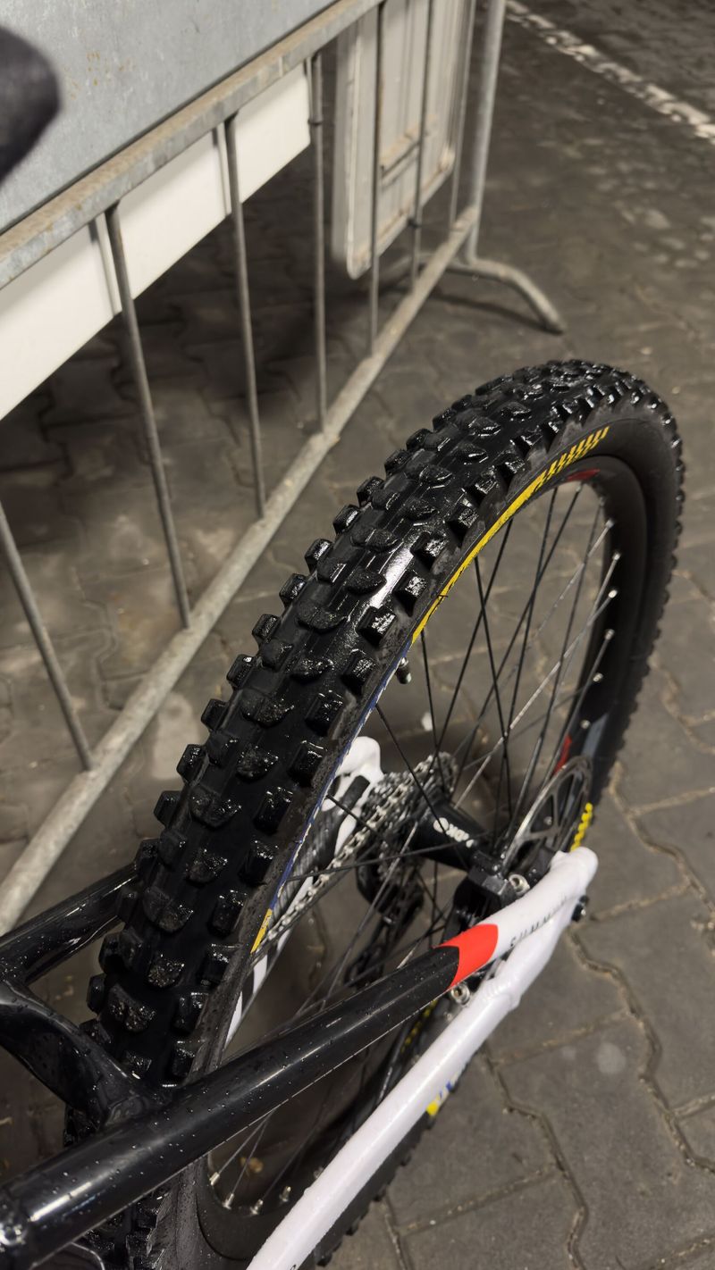 Celoodpružene kolo mondraker summum 2021 27.5 downhill 