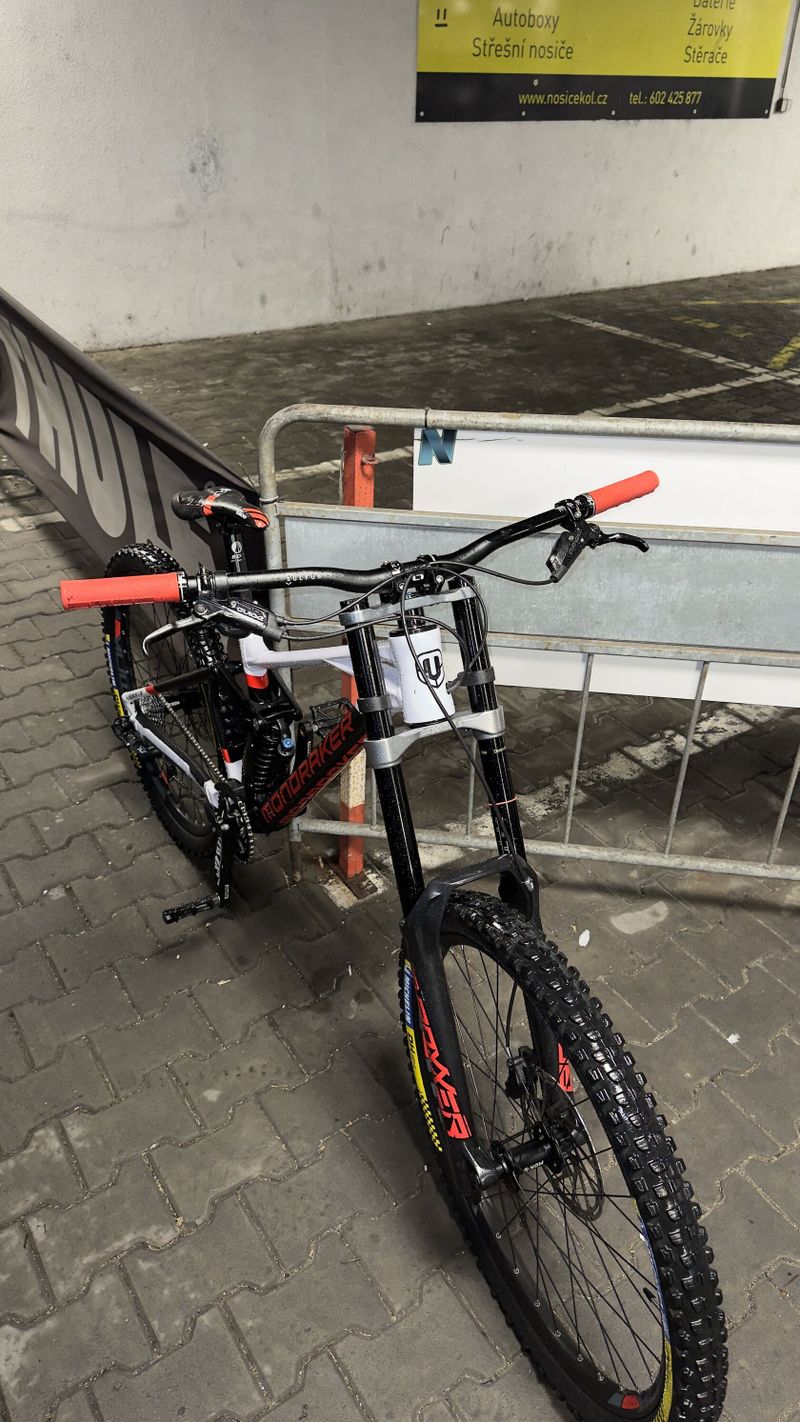 Celoodpružene kolo mondraker summum 2021 27.5 downhill 