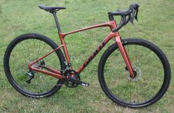 GIANT Revolt Advanced 3 2023 - velmi pohodlný gravel s karbonovým rámem – NOVÝ