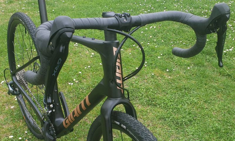 GIANT Revolt Advanced 3 2023 - velmi pohodlný gravel s karbonovým rámem – NOVÝ