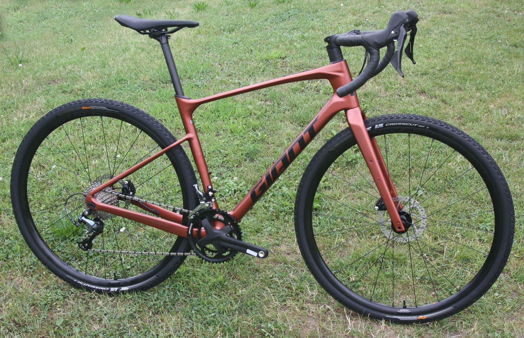 GIANT Revolt Advanced 3 2023 - velmi pohodlný gravel s karbonovým rámem – NOVÝ