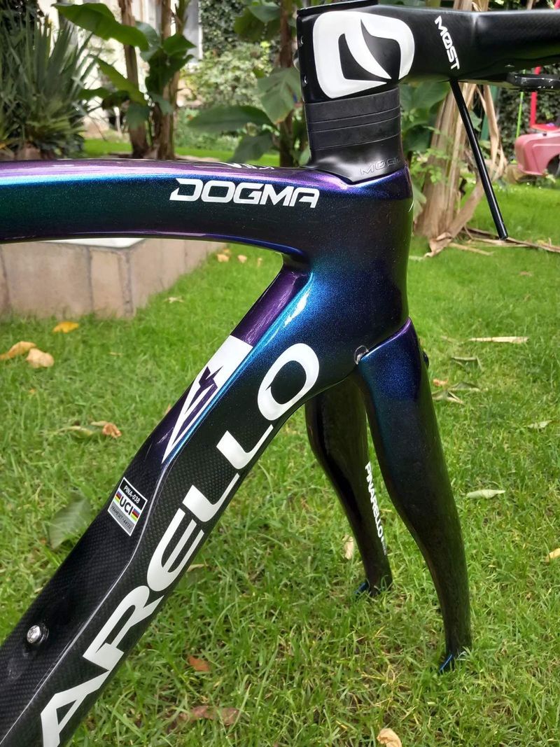 Prodám silniční rám+vidlici Pinarello Dogma F14 a integrovaná řidítka MOST