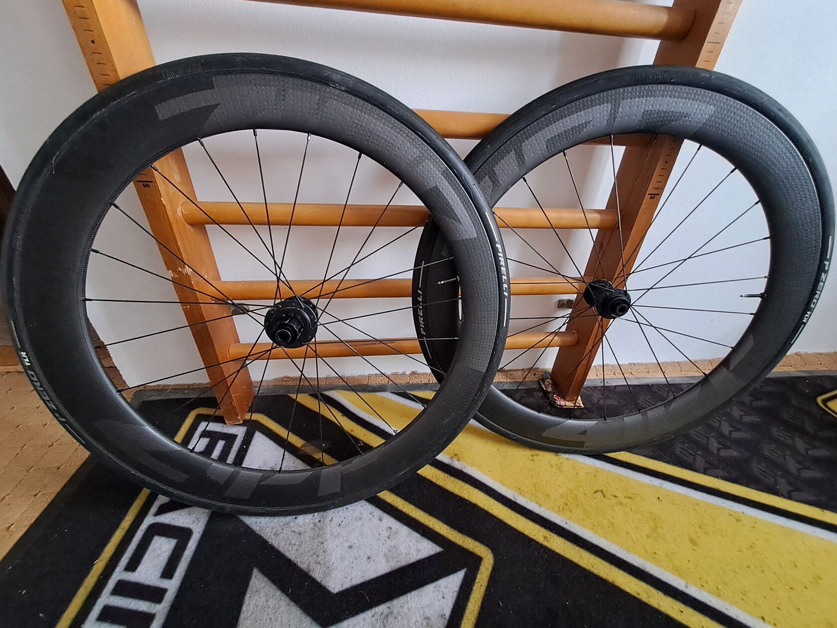 Bezdušová silniční kola Zipp 404 Firecrest Carbon Disc