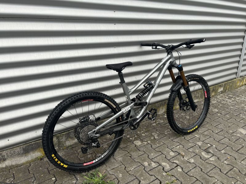 Commencal Clash FOX 38 Kashima DHX2 🚀