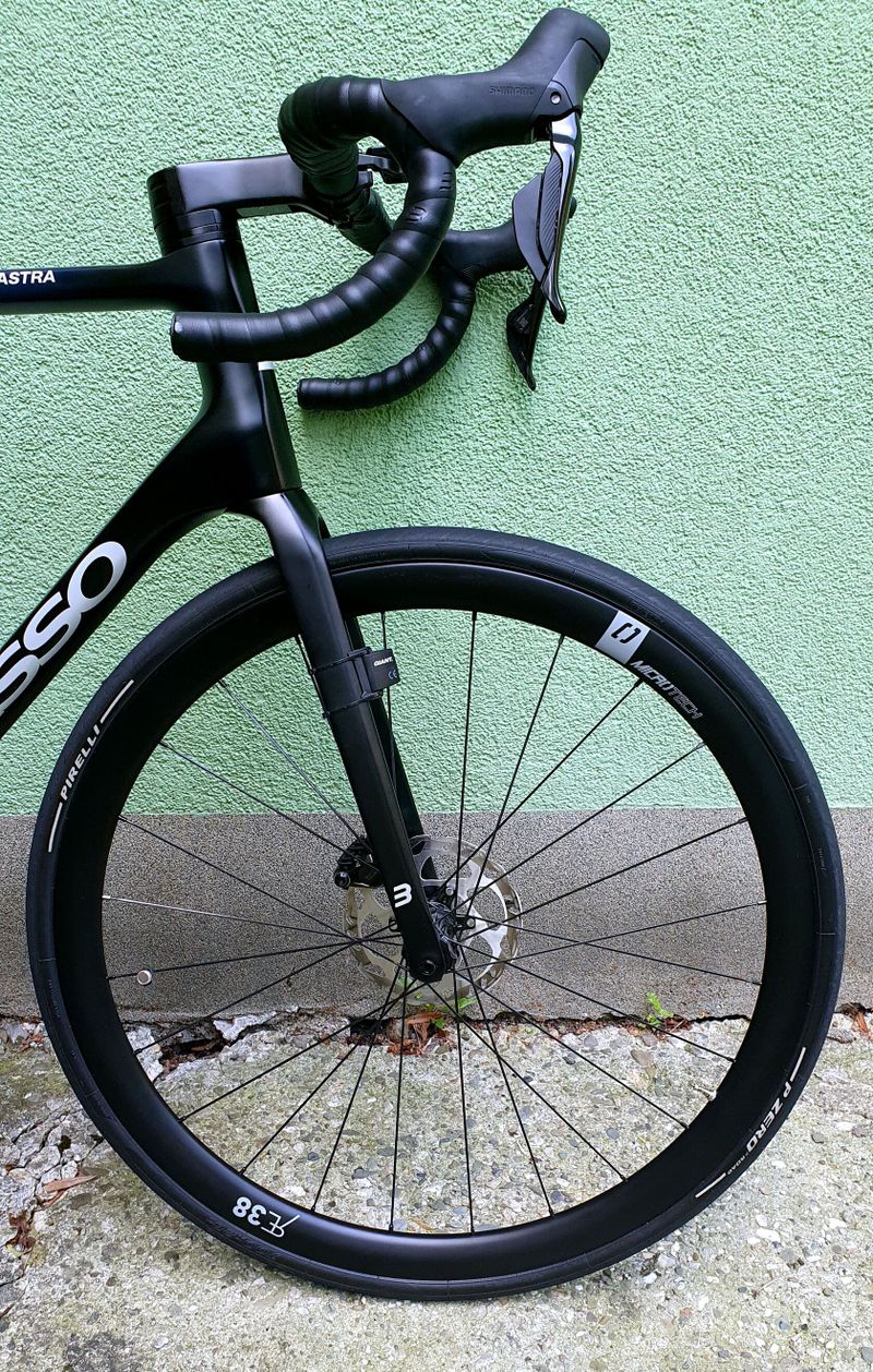  BASSO Astra disc, Camaleont, Shimano 105 Di2, Microtech RE38, 