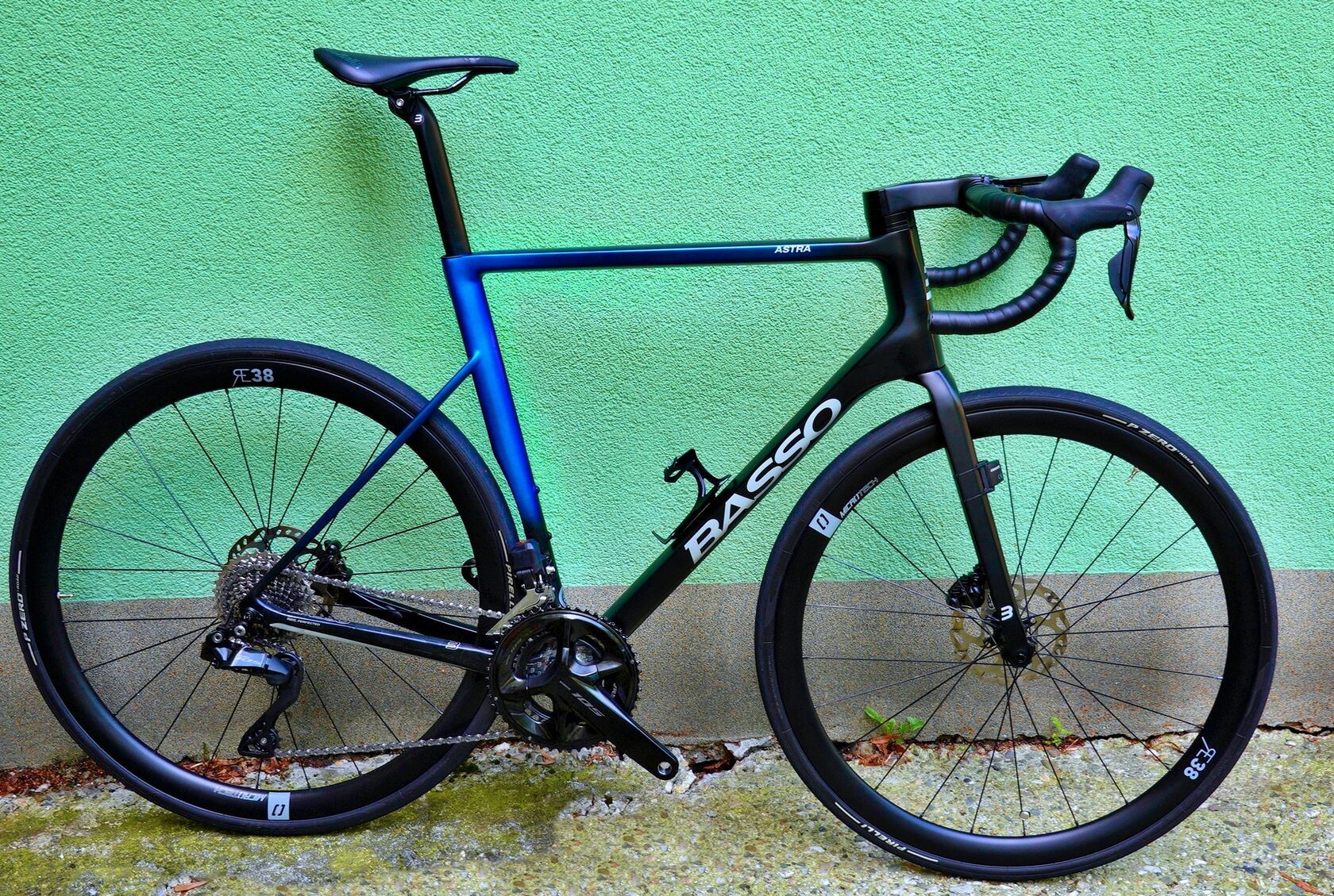  BASSO Astra disc, Camaleont, Shimano 105 Di2, Microtech RE38, 