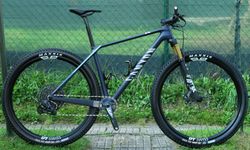 Predám skoro nový, málo jazdený, do 07/2025 ešte v záruke, CANYON Exceed CF SLX 2023 za 67.000,- Kč