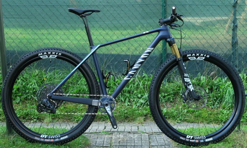 Predám skoro nový, málo jazdený, do 07/2025 ešte v záruke, CANYON Exceed CF SLX 2023 za 70.000,- Kč