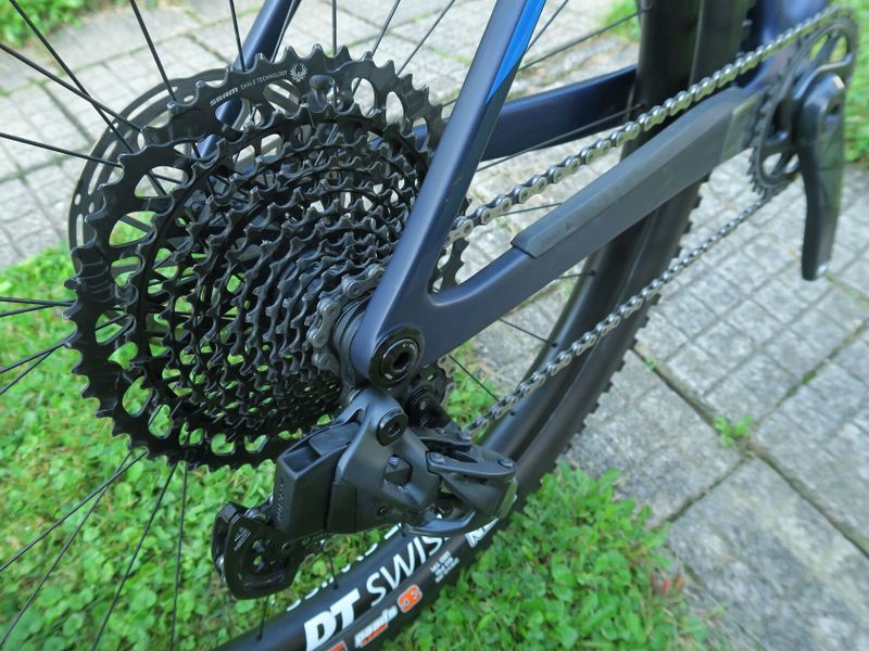 Predám skoro nový, málo jazdený, do 07/2025 ešte v záruke, CANYON Exceed CF SLX 2023 za 67.000,- Kč