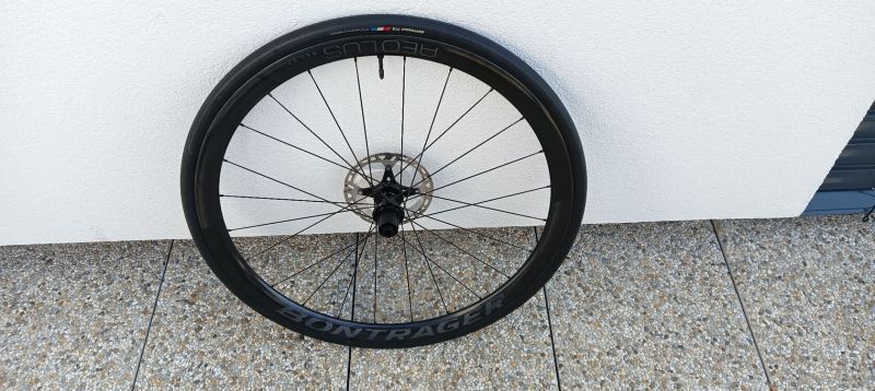 KOLA BONTRAGER AEOLUS RSL 37 TLR DISC váha 1325 g