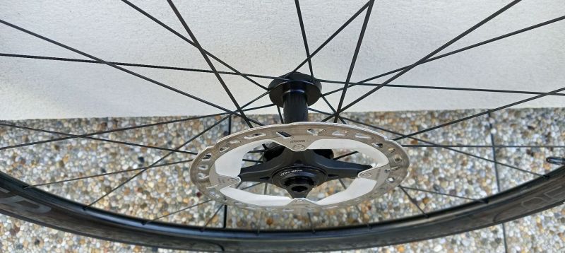 KOLA BONTRAGER AEOLUS RSL 37 TLR DISC váha 1325 g