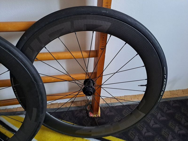 Bezdušová silniční kola Zipp 404 Firecrest Carbon Disc