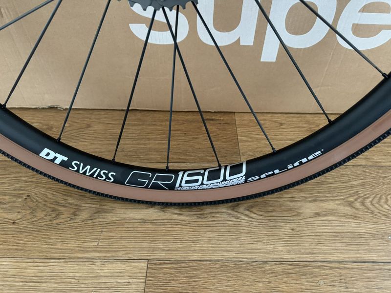 Gravelová kola DT SWISS GR 1600 + kazera Shimano XT + pláště SCHWALBE