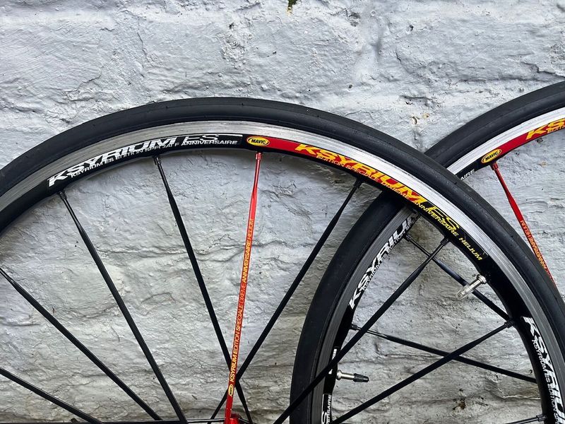 kola Mavic Ksyrium ES dixieme anniversare helium, Shimano ořech, plášťová