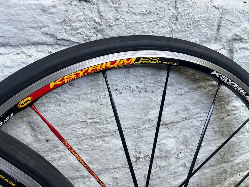 kola Mavic Ksyrium ES dixieme anniversare helium, Shimano ořech, plášťová