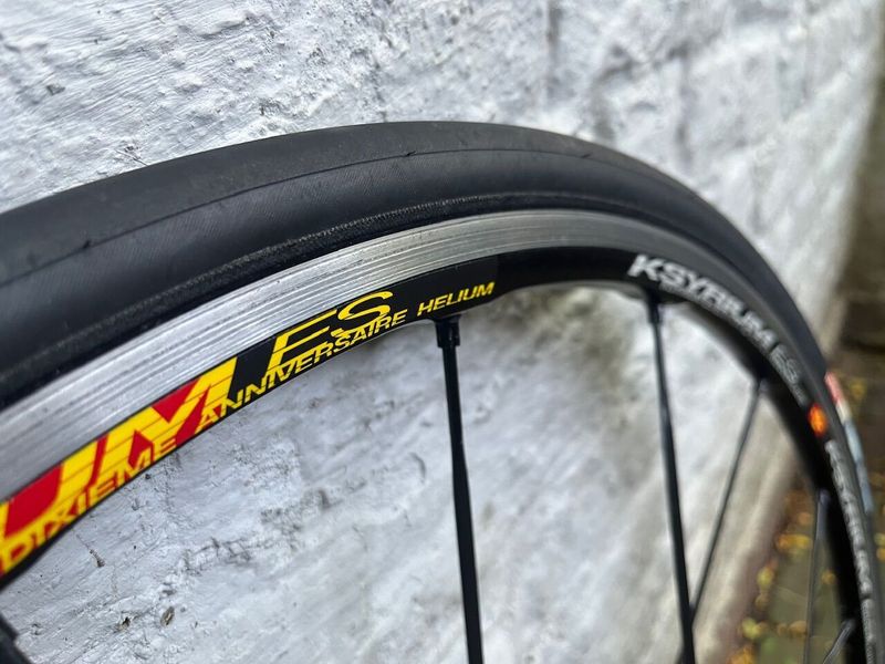 kola Mavic Ksyrium ES dixieme anniversare helium, Shimano ořech, plášťová