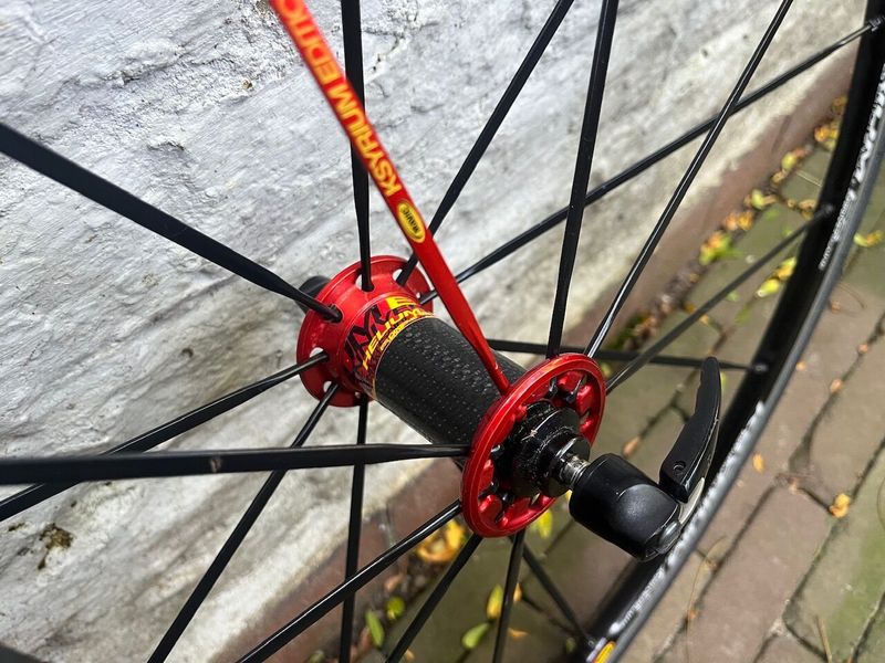 kola Mavic Ksyrium ES dixieme anniversare helium, Shimano ořech, plášťová