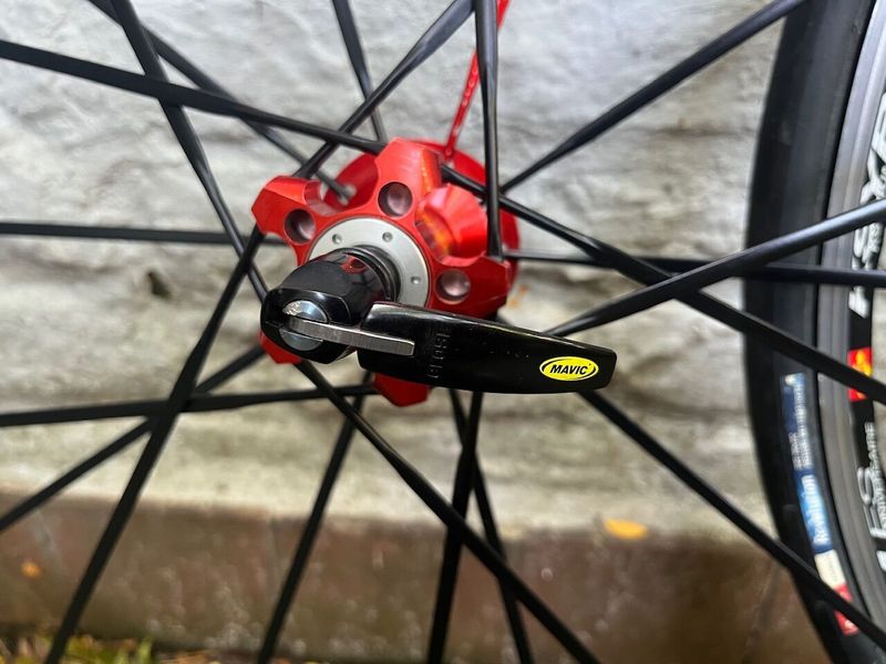 kola Mavic Ksyrium ES dixieme anniversare helium, Shimano ořech, plášťová