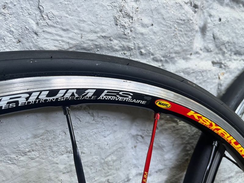 kola Mavic Ksyrium ES dixieme anniversare helium, Shimano ořech, plášťová