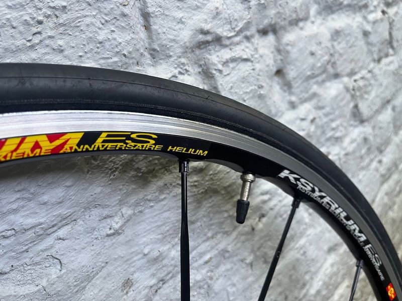 kola Mavic Ksyrium ES dixieme anniversare helium, Shimano ořech, plášťová