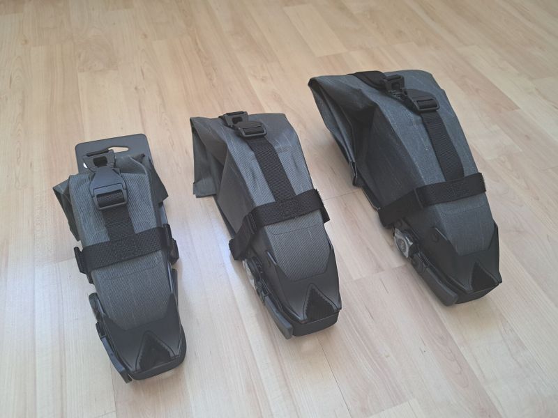 Podsedlová brašna Evoc Seat Pack BOA, carbon grey, 1l, 2l a 3l