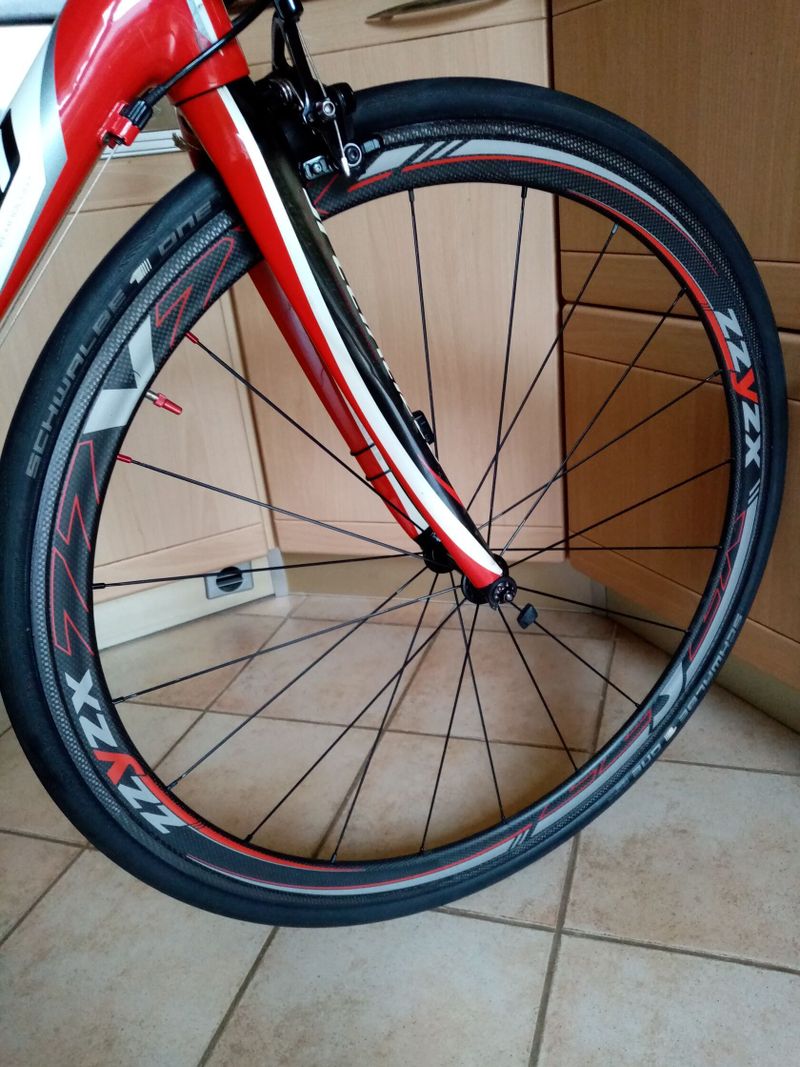 2x Karbon silniční kola + Fulcrum Racing 1 alu, klasické, ořech Shimano, rychloupínâky