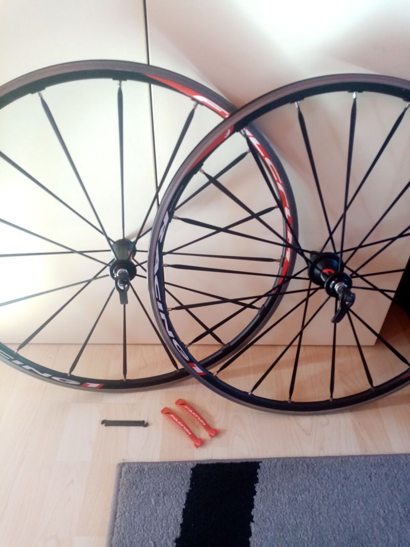 2x Karbon silniční kola + Fulcrum Racing 1 alu, klasické, ořech Shimano, rychloupínâky