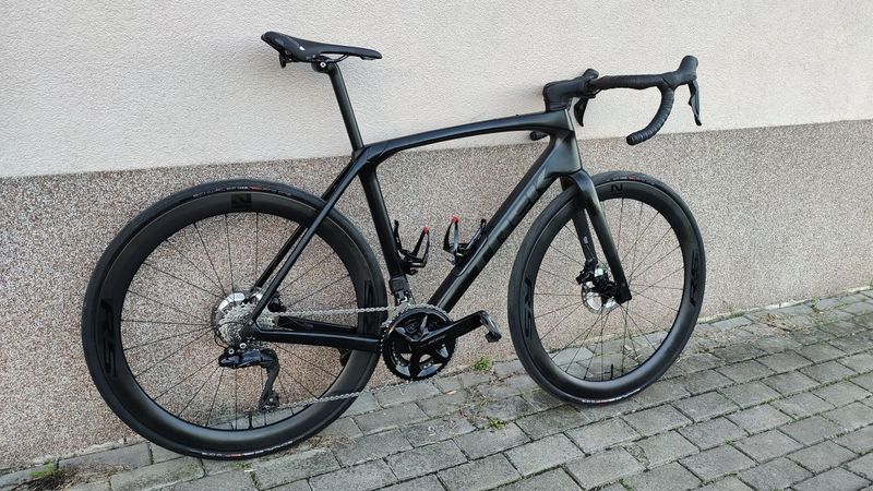 Karbonové silniční kolo Trek Domane SL 6 Gen 4, Shimano Di2, vel 56, model 2024