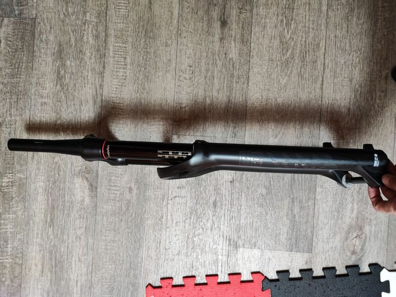 Rock Shox Yari RC B3 Boost 29" odpružená vidlice Black