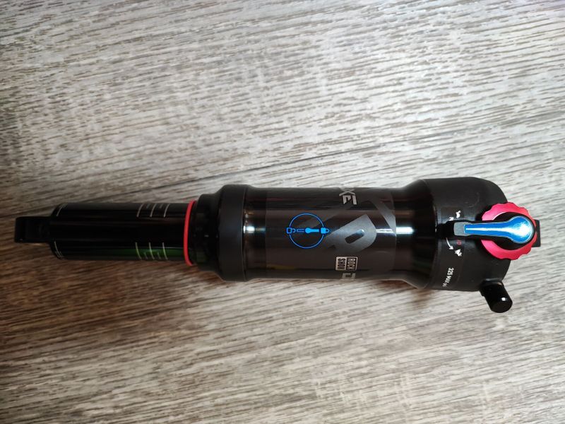 RockShox Deluxe Select+ RT, 230 mm x 62,5 mm.