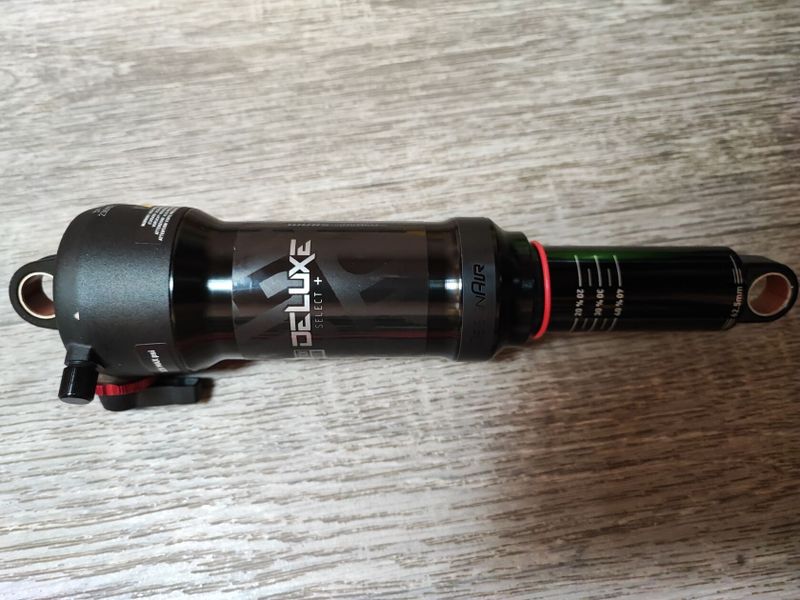 RockShox Deluxe Select+ RT, 230 mm x 62,5 mm.