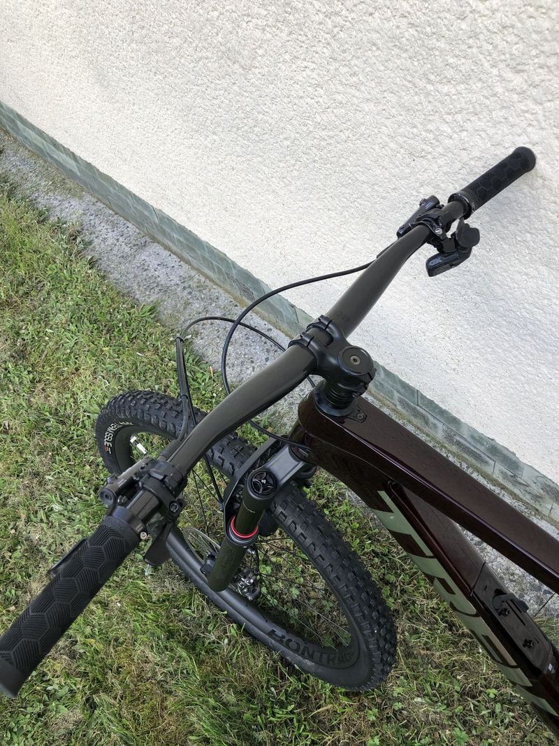 Celoodpružené horské kolo Trek Top Fuel 9.8 GX AXS - carbon red smoke