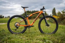 TREK Supercaliber Gen 1 - Factory Orange (vel. L)