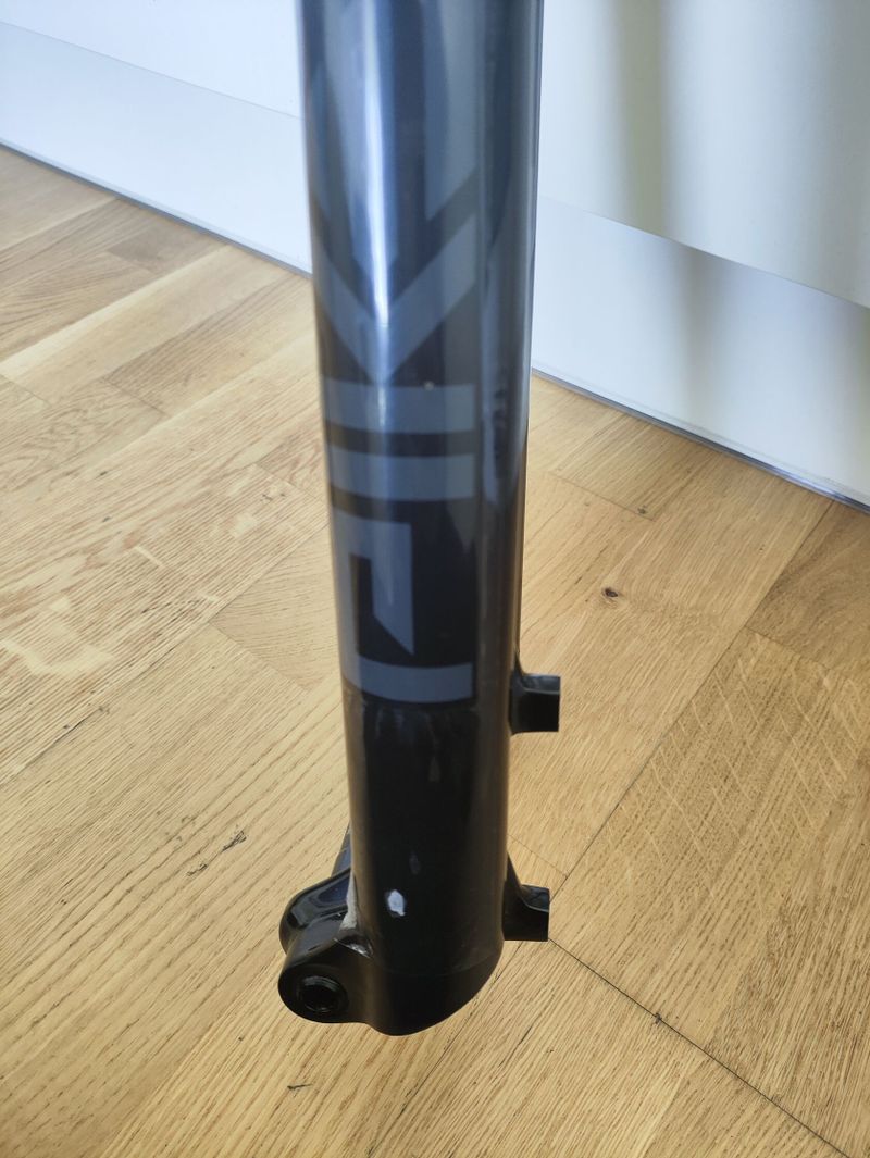 Prodam vidlici Rockshox Pike Debon Air 29" 140mm - sundano z noveho kola, najeto 100km.