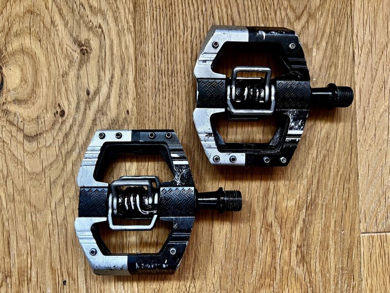 Crankbrothers Mallet E, černo-stříbrné, pěkný stav