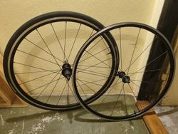 Zapletená kola Giant PR2 tubeless ready