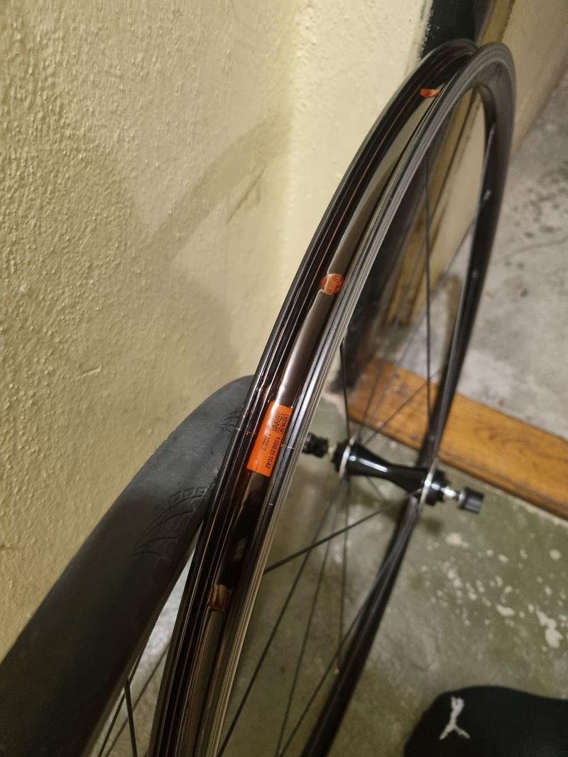 Zapletená kola Giant PR2 tubeless ready