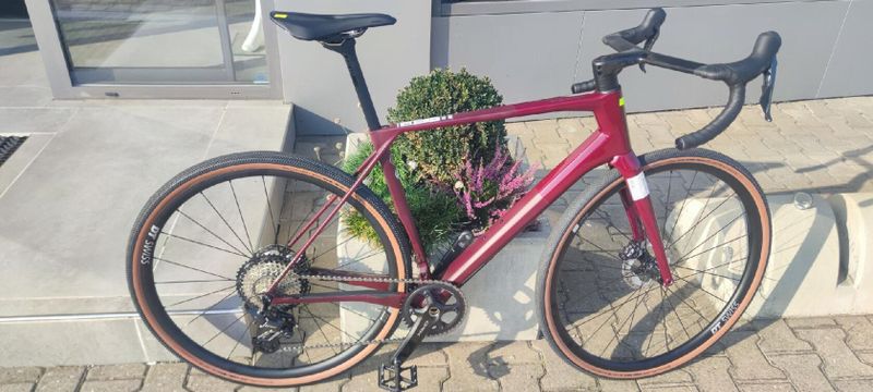 Prodám gravel kolo značky SUPERIOR X-ROAD 9.7 GR Matte Carbon Berry, vel. 54cm (M) 