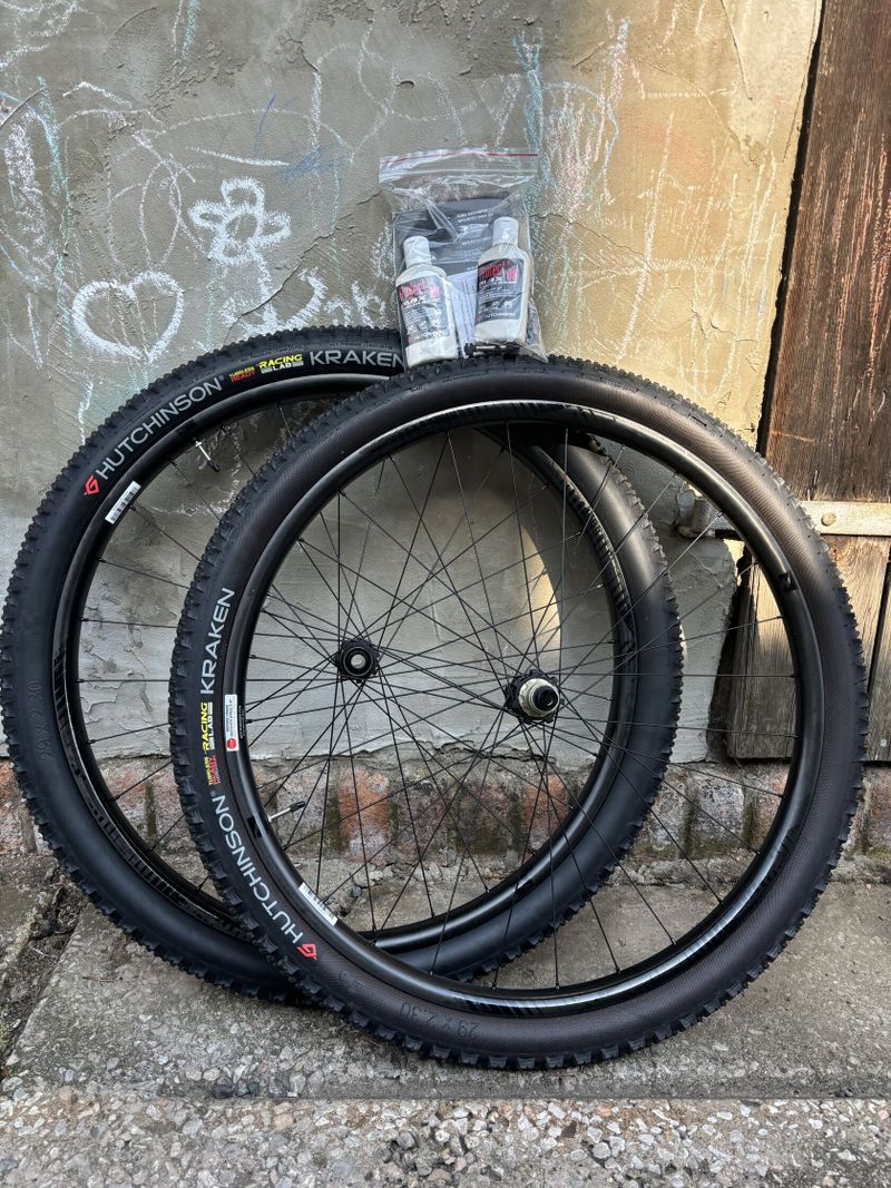 NOVÁ Zapletená karbonová Kola Reynolds Blacklabel 309/289 XC 29"+tmel+ventilky+Pláště Hutchinson