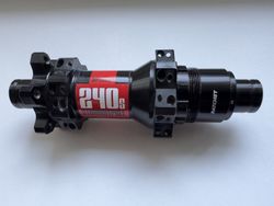 DT Swiss 240 EXP MTB Straightpull DBIS zadní náboj 12x142mm 28 děr Sram XD