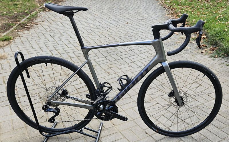 GIANT Defy Advanced 1 Di2 2024 - endurance silniční kolo s karbonovým rámem - NOVÉ