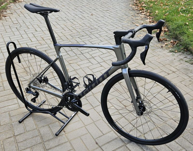 GIANT Defy Advanced 1 Di2 2024 - endurance silniční kolo s karbonovým rámem - NOVÉ