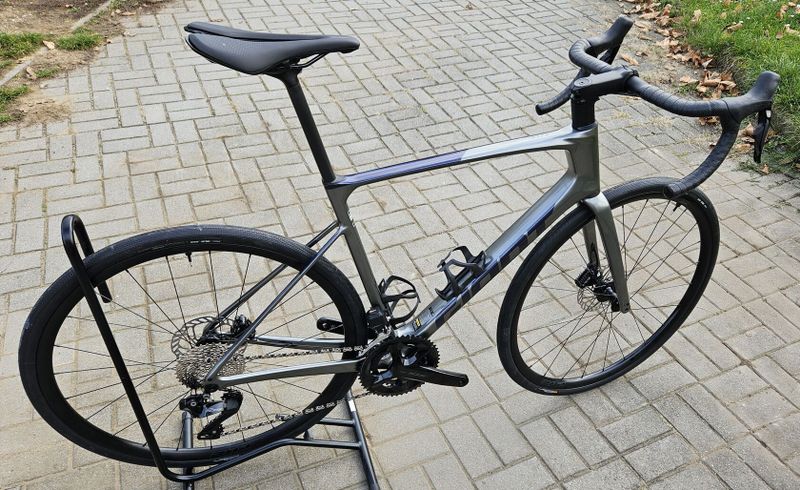 GIANT Defy Advanced 1 Di2 2024 - endurance silniční kolo s karbonovým rámem - NOVÉ