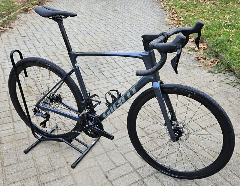 GIANT Defy Advanced 1 Di2 2024 - endurance silniční kolo s karbonovým rámem - NOVÉ