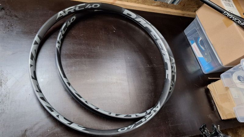 2x RaceFace ARC 40 27,5" 28 děr + 3x pláště WTB