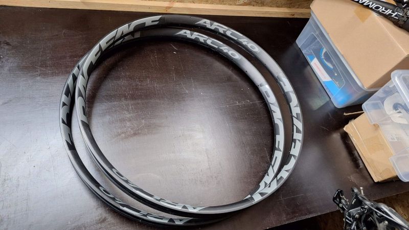 2x RaceFace ARC 40 27,5" 28 děr + 3x pláště WTB