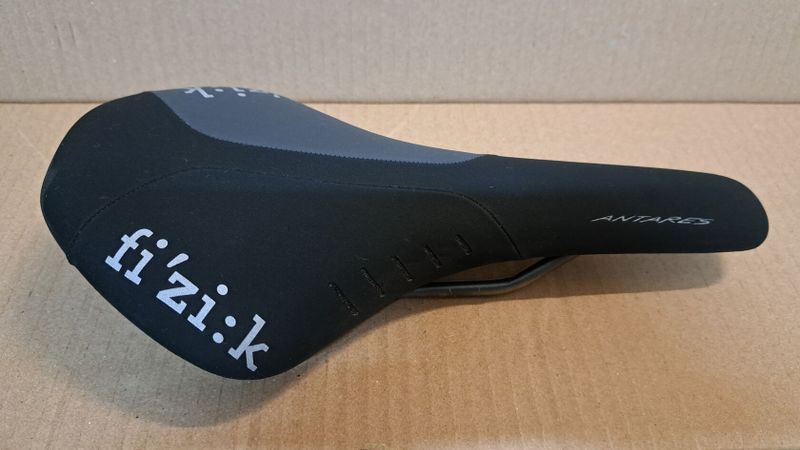  Sedlo Fizik Antares R3 Regular K:ium černá/bílá