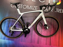 Trek Madone SL 6 Gen 8 White Prismatic 2025 M/L